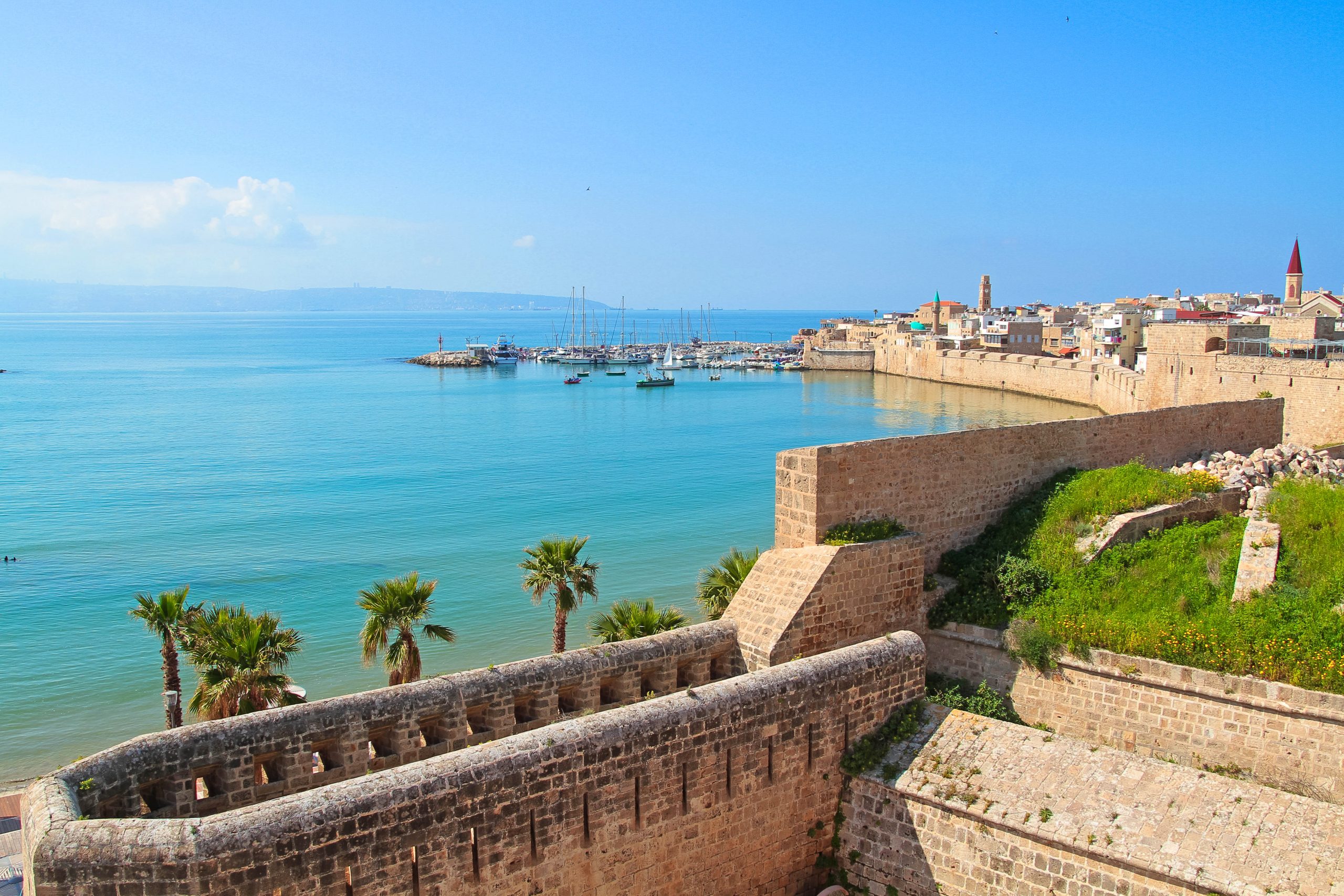 Les Murs Vieilles D'Akko. Vue panoramique sur la mer Méditerranée, vieille ville, port, port, montagnes à l'horizon. Acre, Isarel.
